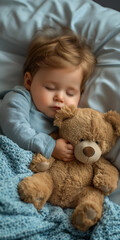 Baby schläft mit dem Bären unter einer Decke