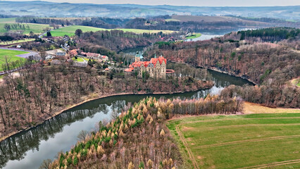 Zamek Czocha nad brzegiem rzeki, klejnot architektury dolnośląskiej w Polsce - obrazy, fototapety, plakaty
