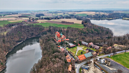 Zamek Czocha nad brzegiem rzeki, klejnot architektury dolnośląskiej w Polsce - obrazy, fototapety, plakaty