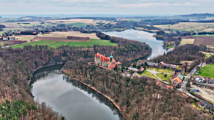 Zamek Czocha nad brzegiem rzeki, klejnot architektury dolnośląskiej w Polsce