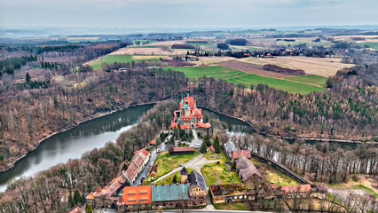 Naklejka premium Zamek Czocha nad brzegiem rzeki, klejnot architektury dolnośląskiej w Polsce