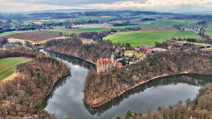 Obrazy na Plexi  Zamek Czocha nad brzegiem rzeki, klejnot architektury dolnośląskiej w Polsce