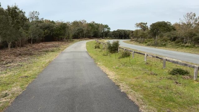 Piste cyclable bitum&eacute;e avec route &agrave; droite - sans personne - V&eacute;lodyss&eacute;e
