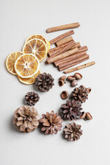 Florist at work: woman shows how to make a Christmas door wreath with roses, fir and cinnamon sticks. Step by step, tutorial.