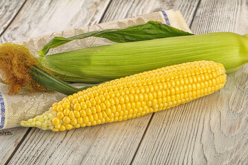 Yellow sweet raw cob corn