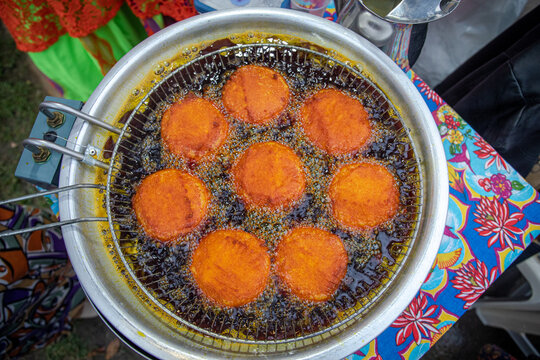 Acaraj&eacute;, bolinho, fritura, Bahia, &oacute;leo, dende, negro, africana, comida tipica, culin&aacute;ria, redondo, saboroso, 