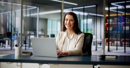 Obraz premium Happy Business Employee Desktop On Computer