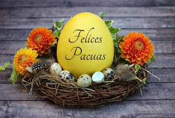 Tarjeta de felicitación Felices Pascuas: Cesta de Pascua con huevos de codorniz y un huevo de...