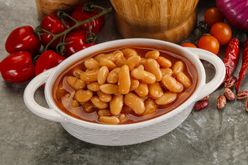 Canned beans in tomato sauce