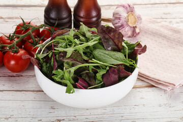 Mix salad in the bowl