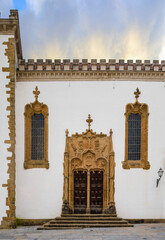 Porta da capela de São Miguel da Universidade de Coimbra