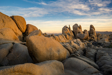 Rock formations and boulders in Joshua Tree National Park, California. - obrazy, fototapety, plakaty