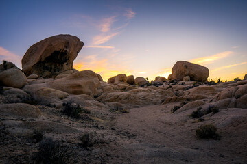 Rock formations and boulders in Joshua Tree National Park, California. - obrazy, fototapety, plakaty