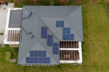 Dach nowego, współczesnego budynku wielorodzinnego z panelami słonecznymi, fotowoltaiczne, widok z lotu ptaka. - 760041574