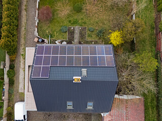 Dach nowego, współczesnego budynku wielorodzinnego z panelami słonecznymi, fotowoltaiczne, widok z lotu ptaka. - 760041591