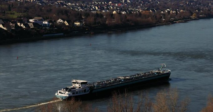 Schiff auf dem Rhein mit Schwenk auf Lahnstein im Winter. 