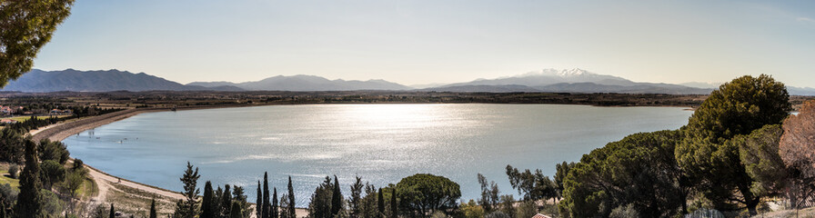Panorama du lac de Villeneuve de la Raho .(66180) France