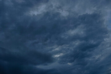 Niebo pokryte ciemnymi, pofałdowanymi chmurami zapowiadającymi opady deszczu. - 760093354