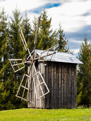 Stary drewniany wiatrak 
