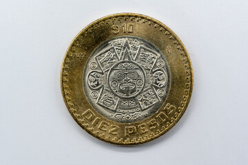 Moneda de 10 pesos mexicana con el calendario azteca 2022
