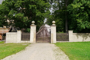 Tor zum Mausoleum im Klosterpark von Kloster Altzella in Nossen