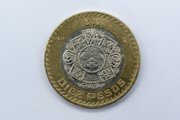 Moneda de 10 pesos mexicana con el calendario azteca 2021