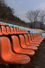 古びた野球場のベンチ