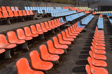 古びた野球場のベンチ