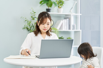 子育てをしながら在宅で仕事をする女性
