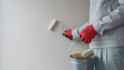 白い外壁と作業員｜リフォーム・塗装業者　イメージ