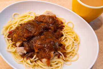 angle view black pepper chicken chop spaghetti with milk tea