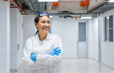 ingeniera química de pie en los pasillos del laboratorio sonriendo segura de si misma 