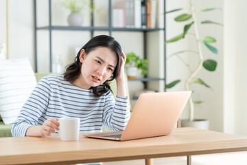 パソコンで悩む若い女性