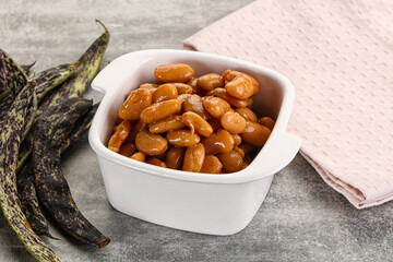 Canned white bean in tomato sauce