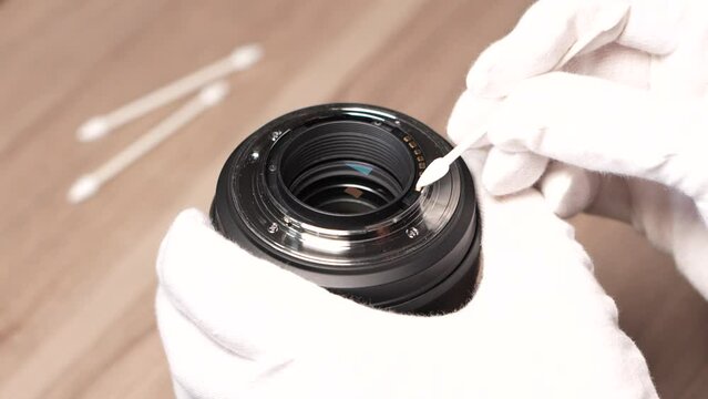 Cleaning the electrical contacts of a modern lens using cotton q-tips
