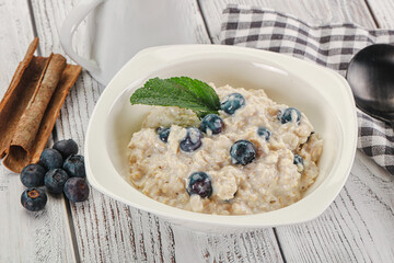 Oats porridge with blueberry