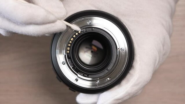 Cleaning the electrical contacts of a modern lens using cotton q-tips – top view