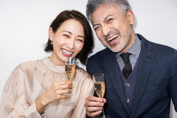 シャンパングラスを手に持ち乾杯する男女