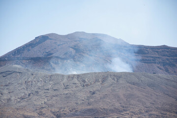 噴煙を上げる中岳