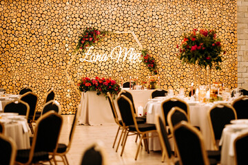 Napis Żona i Mąż. Ślub i sala weselna. Powitanie nowożeńców. Para młoda i przyjęcie weselne. Wesele. Kwiaty i ozdoby ślubne © jusiamastalerz