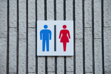 屋外の男女共用トイレの標識