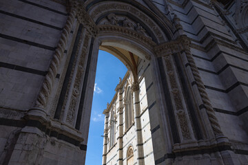 Fototapeta premium Huge gate to the square with cathedral of Siena, Tuscany, Italy