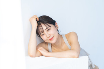 Fototapeta premium タンクトップを着た日本人女性のビューティ