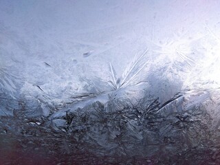 車内から見た氷の張りついた冬のフロントグラス