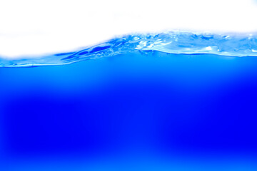 Obraz premium Clean water with water droplets and waves