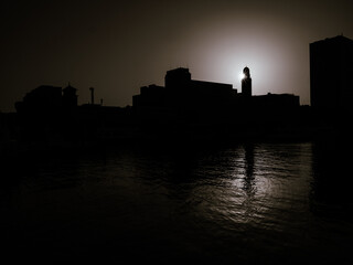 横浜　象の鼻防波堤から見る横浜税関　夕暮れの光と「クイーン」