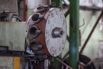 A rotating cylinder used in industry. It shows numerous clamps holding metal parts that can be inserted through holes in the cylinder, indicating a mechanical or manufacturing process.