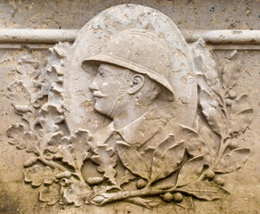 Tête de poilu coiffé d'un casque colonial sur le monument aux Morts de Polliat, Ain, France