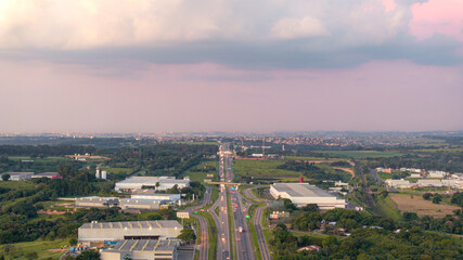 Fototapeta premium Rodovia Santos Dummont em Indaiatuba próximo ao aeroporto de Viracopos. Final de tarde com tráfego moderado. 