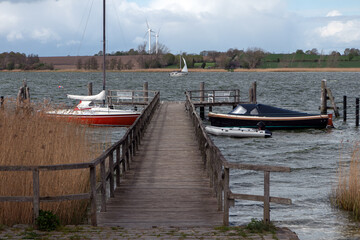 Langer Bootsteg mit Booten am Ostsee Fjord Schlei.
